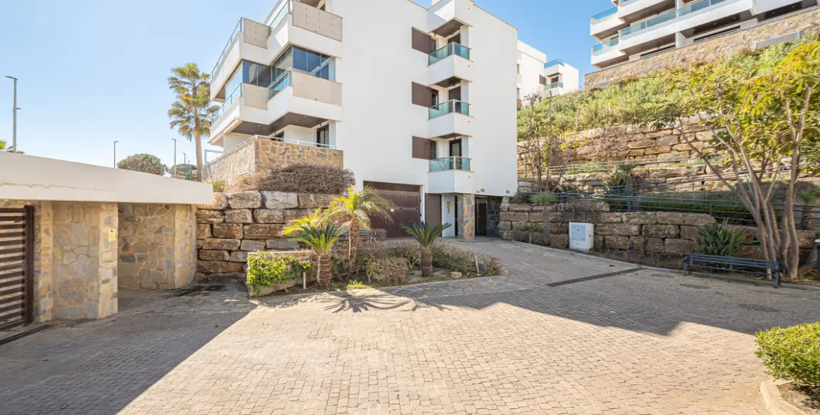 Sale of middle floor apartment in Casares 33