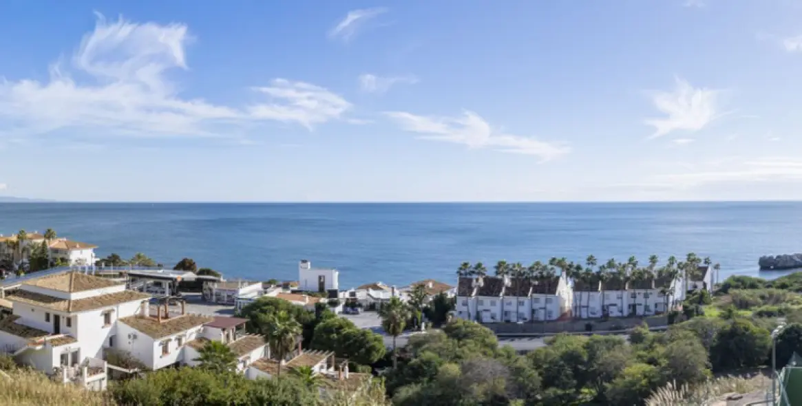 Sale of middle floor apartment in Casares 38