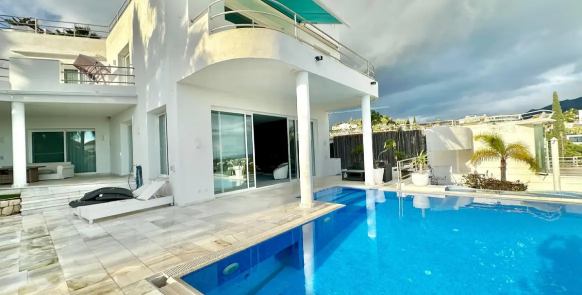 Продажа  отдельно стоящей виллы в Benahavís 2