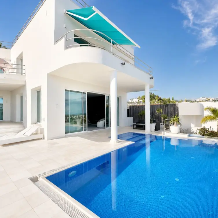 Sale of detached villa in Benahavís