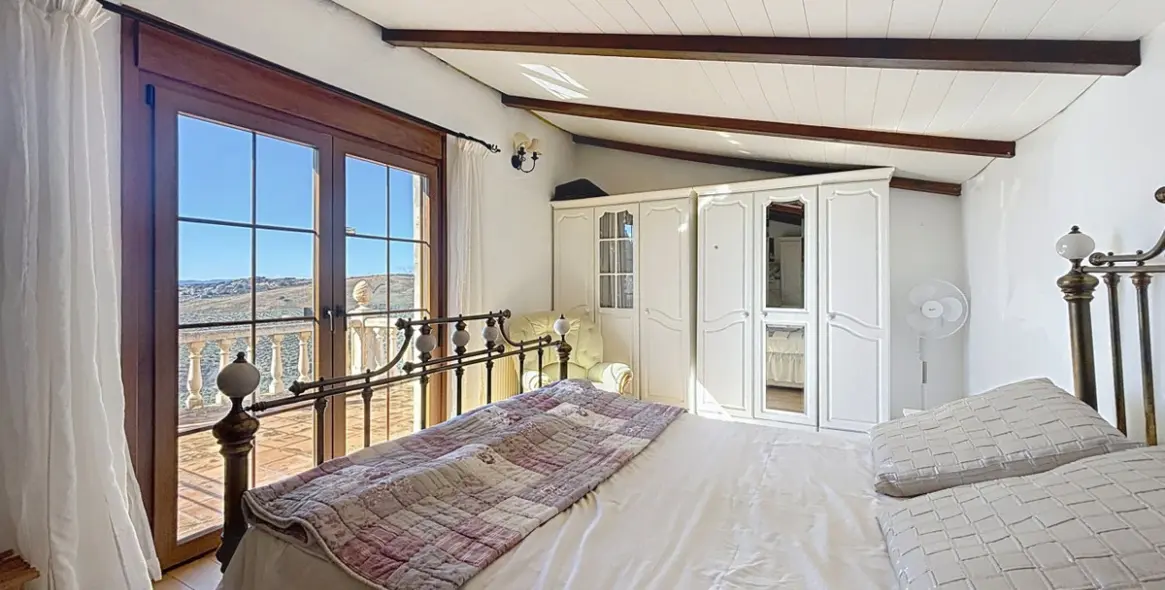 Sale of detached villa in Periana 42