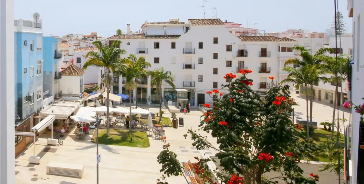 Short-term rent of middle floor apartment in Estepona 1