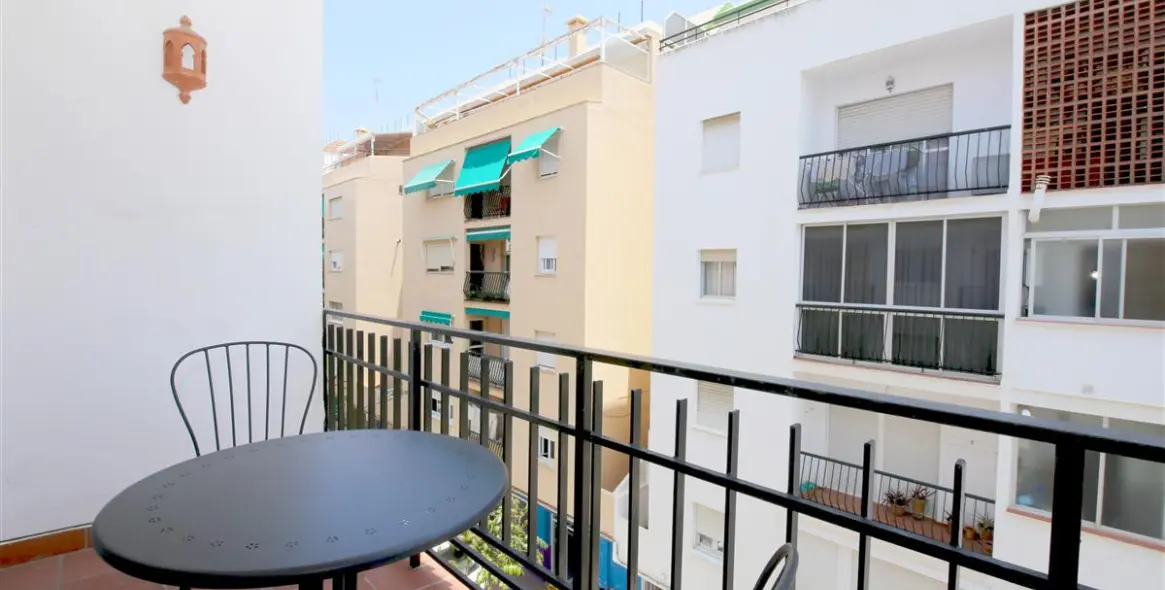 Short-term rent of middle floor apartment in Estepona 2