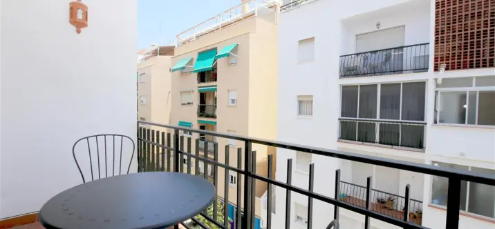 Short-term rent of middle floor apartment in Estepona 1