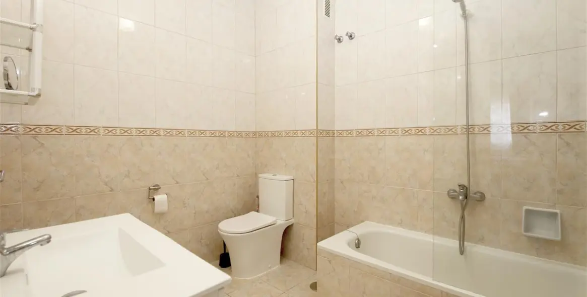 Short-term rent of middle floor apartment in Estepona 13