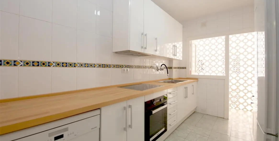 Short-term rent of middle floor apartment in Estepona 16