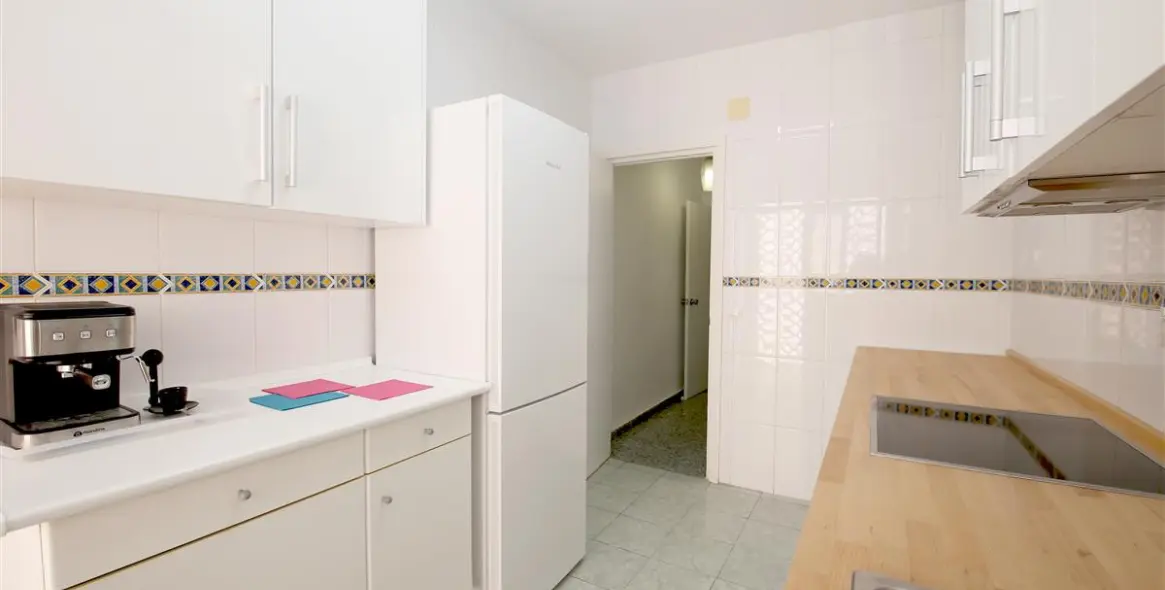 Short-term rent of middle floor apartment in Estepona 17
