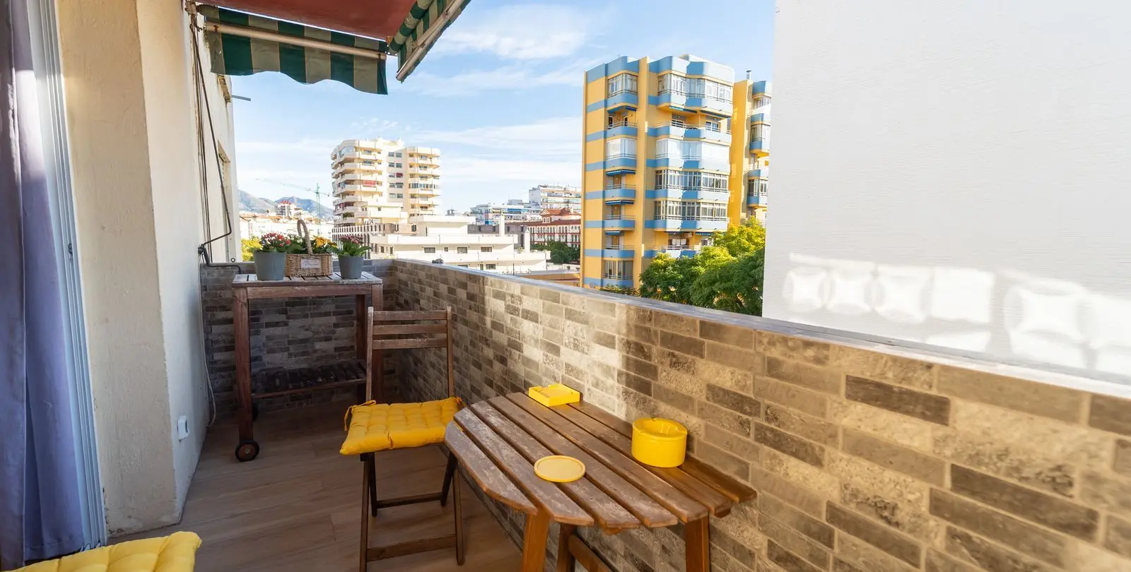 Sale of middle floor apartment in Fuengirola 1