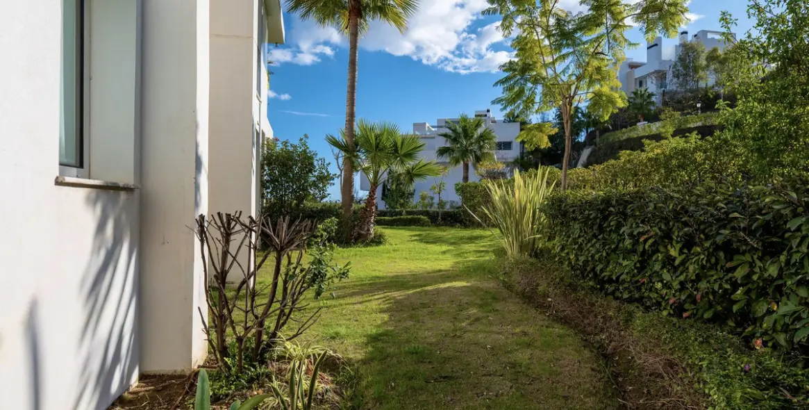 Sale of ground floor apartment in Ojén 18