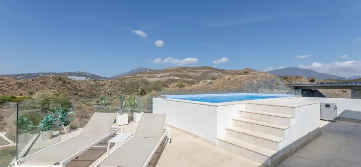 Short-term rent of middle floor apartment in Nueva Andalucía 0