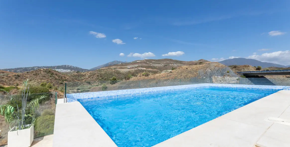 Short-term rent of middle floor apartment in Nueva Andalucía 19