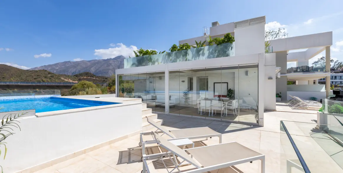 Long-term rent of middle floor apartment in Nueva Andalucía 2