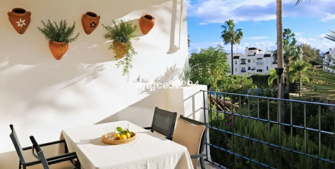 Sale of middle floor apartment in Puerto Banús 1