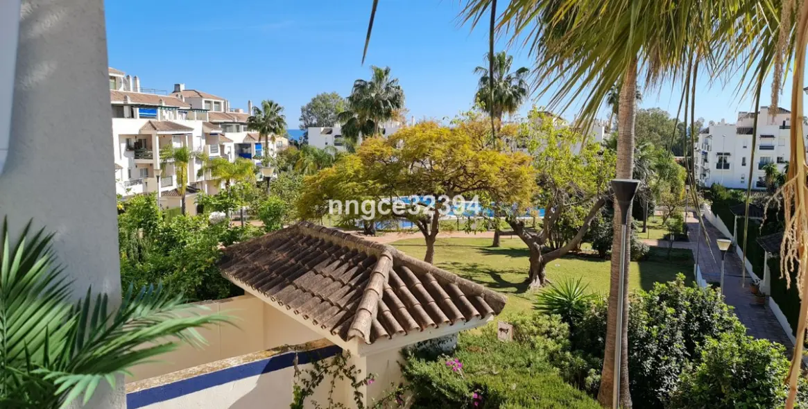 Sale of middle floor apartment in Puerto Banús 2
