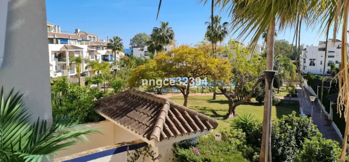 Sale of middle floor apartment in Puerto Banús 1