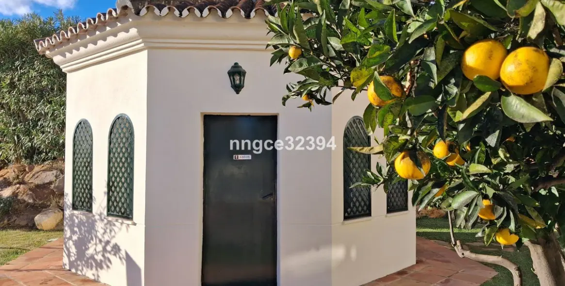 Sale of middle floor apartment in Puerto Banús 10