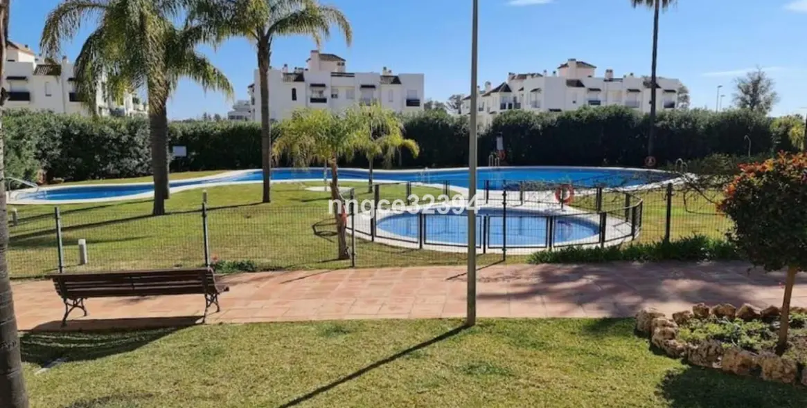 Sale of middle floor apartment in Puerto Banús 13