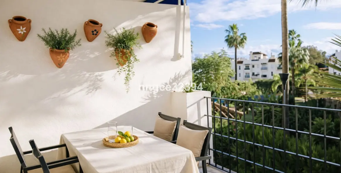 Sale of middle floor apartment in Puerto Banús 3