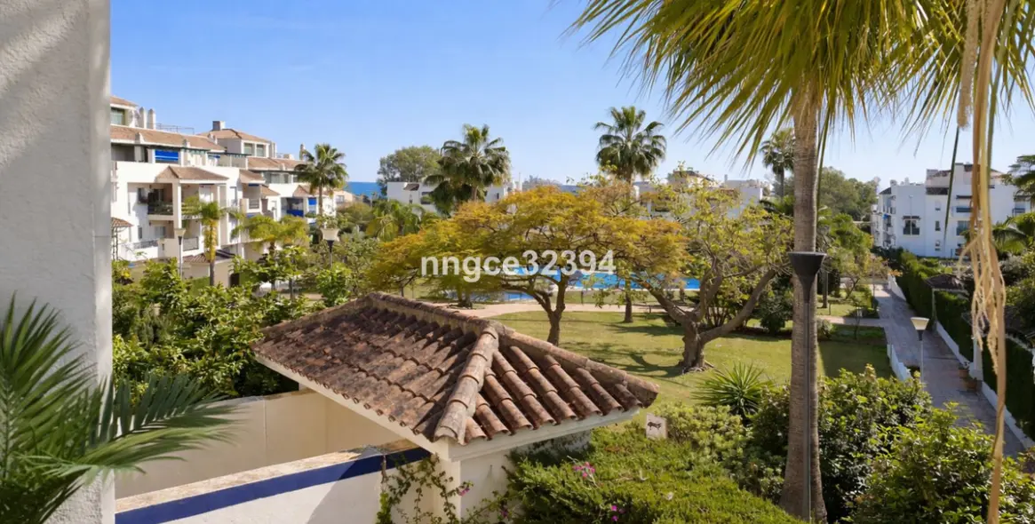 Sale of middle floor apartment in Puerto Banús 7