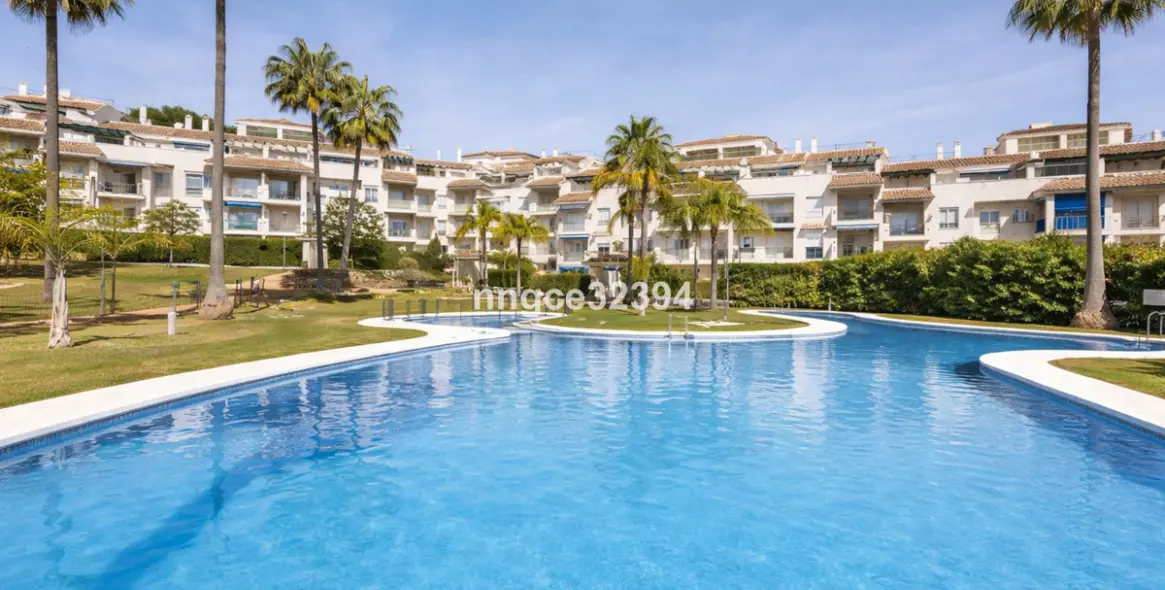 Sale of middle floor apartment in Puerto Banús 8