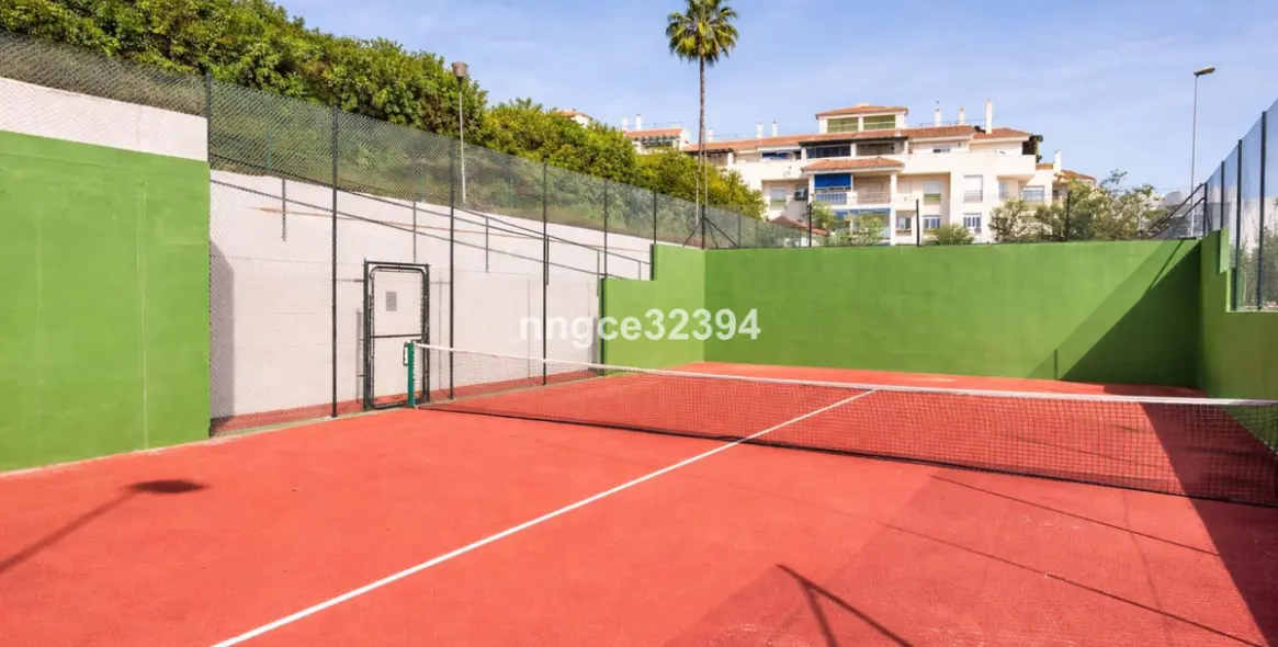 Sale of middle floor apartment in Puerto Banús 9
