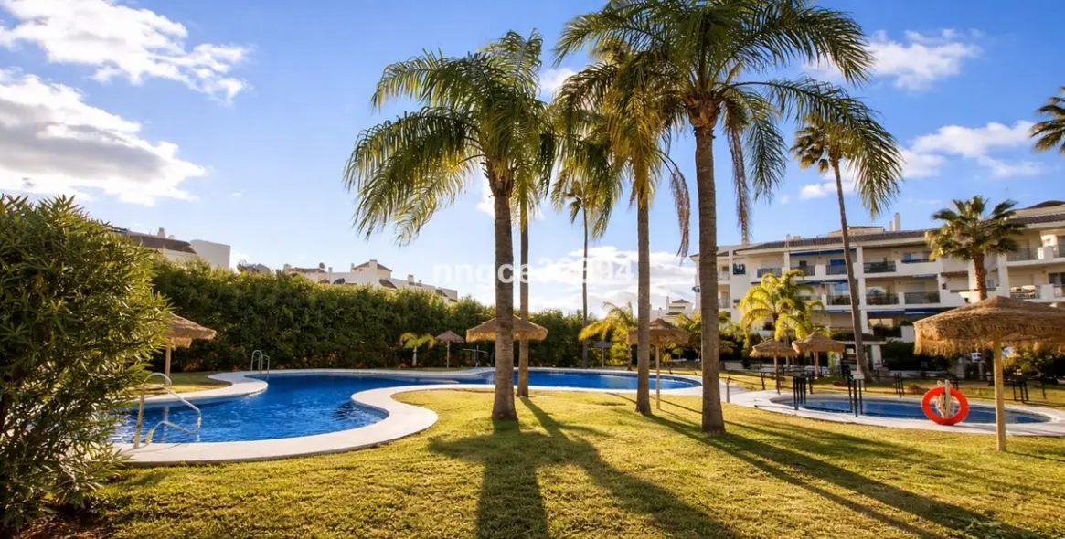 Sale of middle floor apartment in Puerto Banús 11