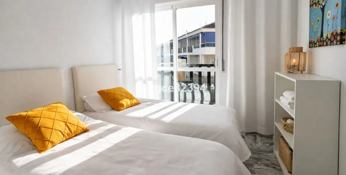 Sale of middle floor apartment in Puerto Banús 13