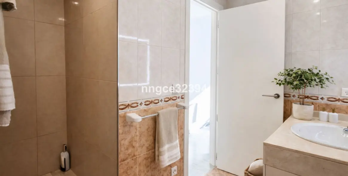 Sale of middle floor apartment in Puerto Banús 14