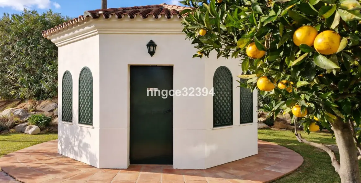 Sale of middle floor apartment in Puerto Banús 16