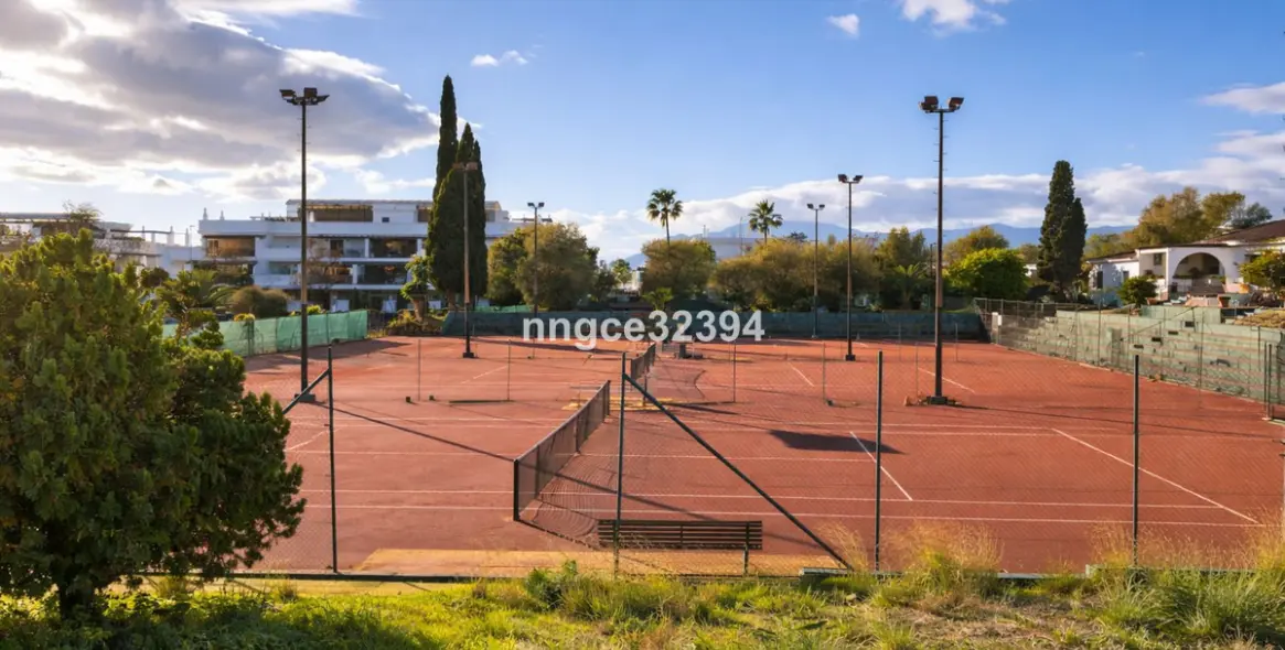Sale of middle floor apartment in Puerto Banús 20