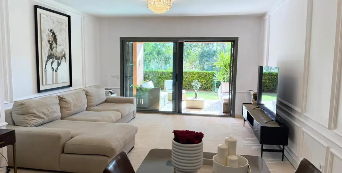 Sale of middle floor apartment in Estepona 1