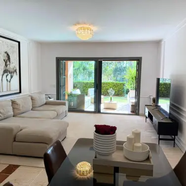 Sale of middle floor apartment in Estepona