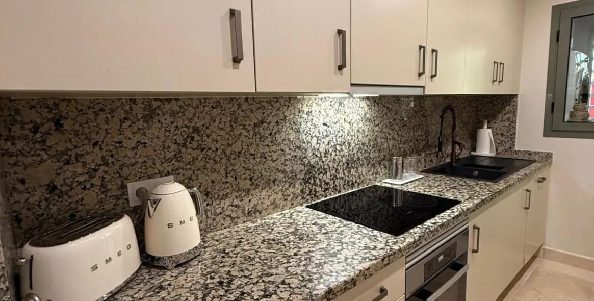 Sale of middle floor apartment in Estepona 2