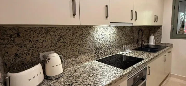 Sale of middle floor apartment in Estepona 1