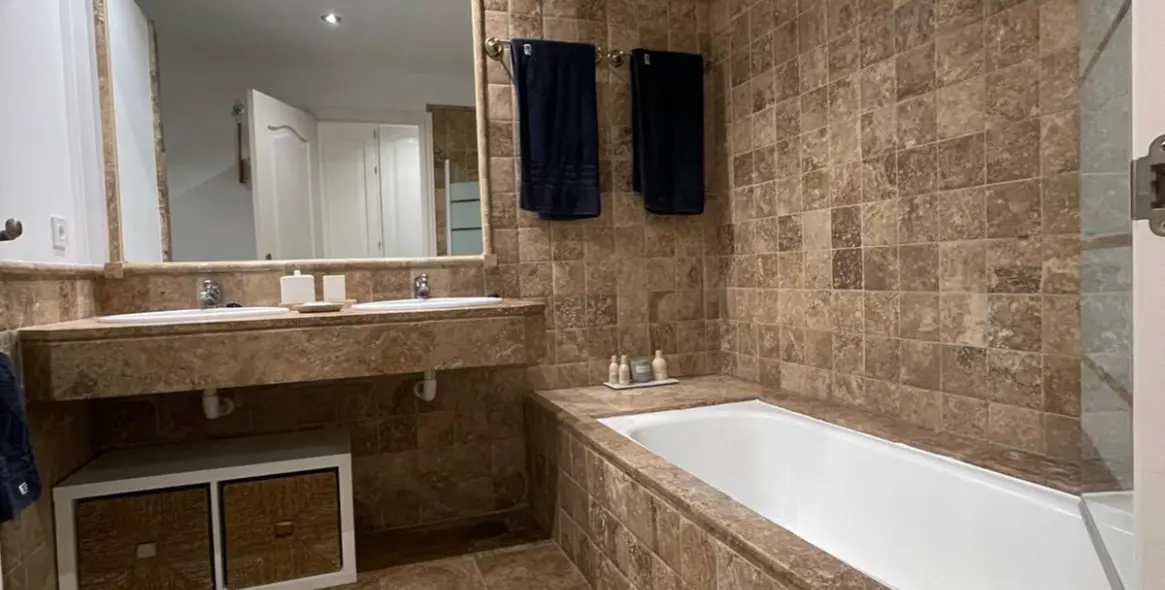 Sale of middle floor apartment in Estepona 14