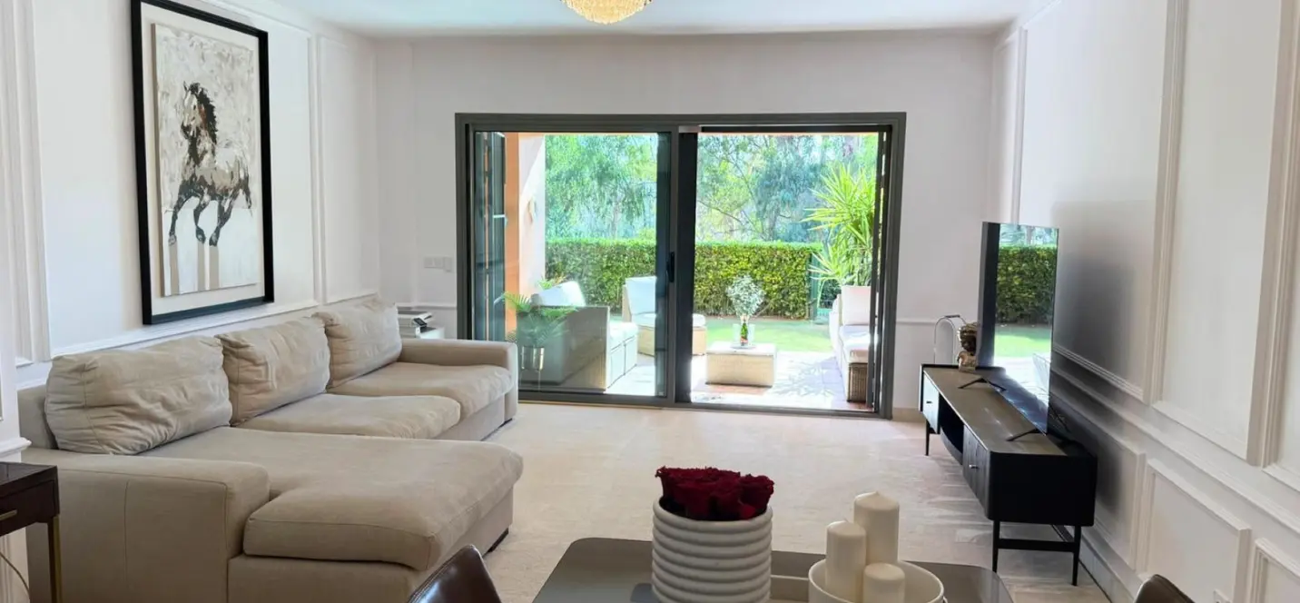 Продажа апартаментов на среднем этаже в Estepona 0