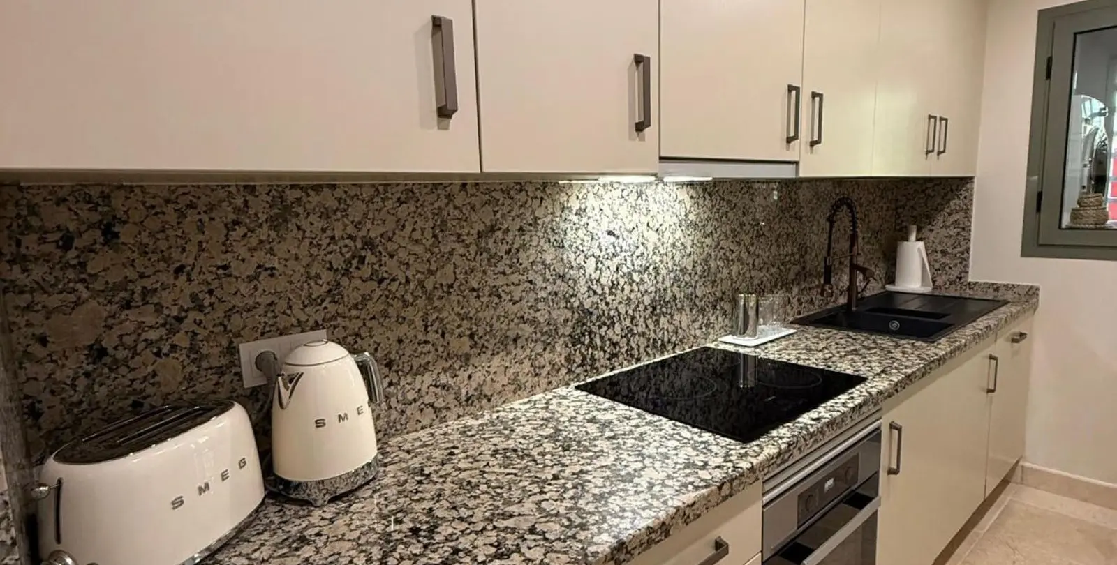 Sale of middle floor apartment in Estepona 2