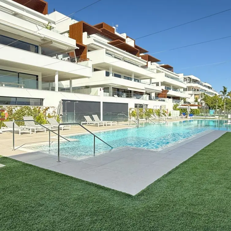Продажа апартаментов на первом этаже в Estepona