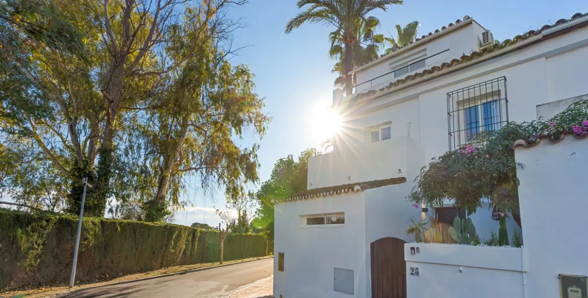 Sale of townhouse in Guadalmina Baja 1