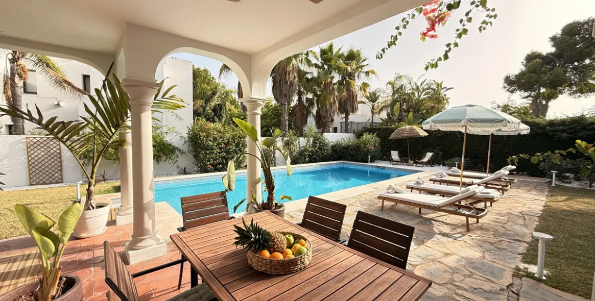 Продажа  отдельно стоящей виллы в Estepona 1