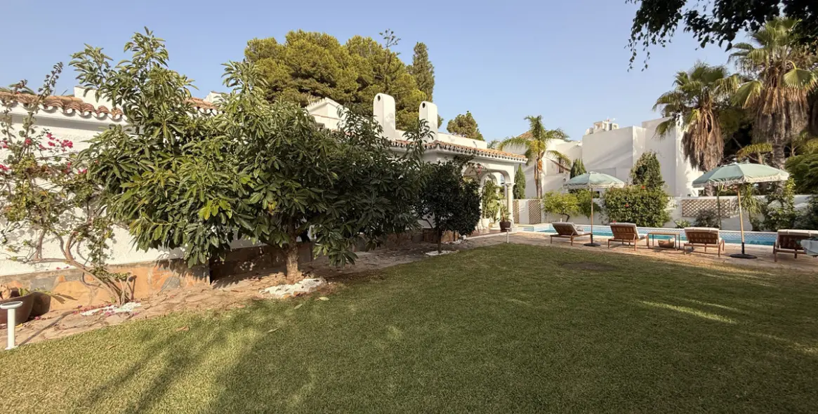 Продажа  отдельно стоящей виллы в Estepona 2