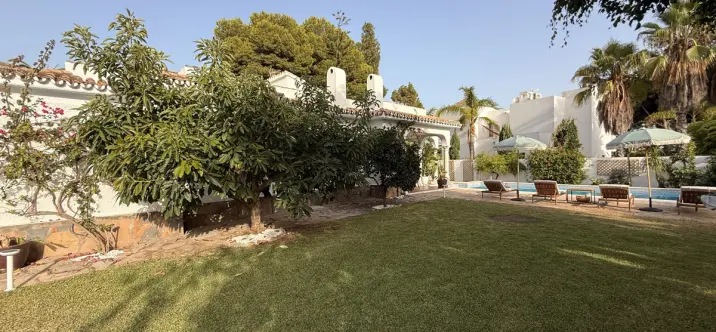 Продажа  отдельно стоящей виллы в Estepona 1