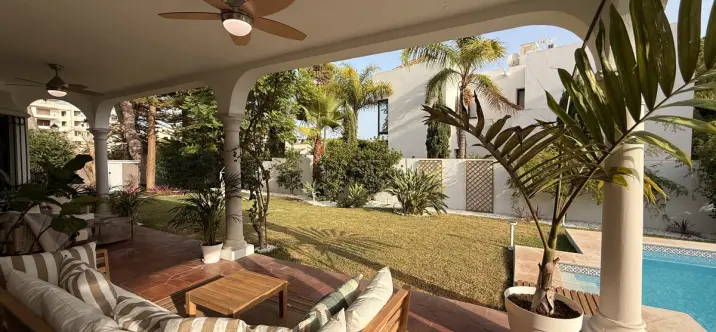 Продажа  отдельно стоящей виллы в Estepona 3