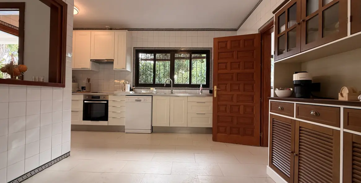 Продажа  отдельно стоящей виллы в Estepona 14