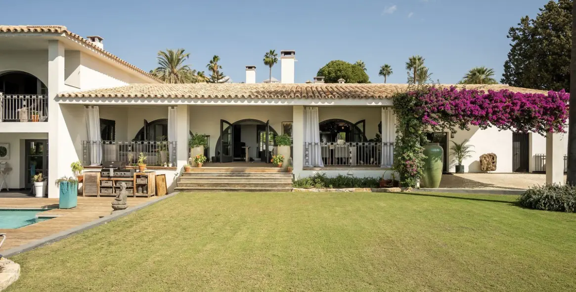 Sale of detached villa in El Paraiso 1