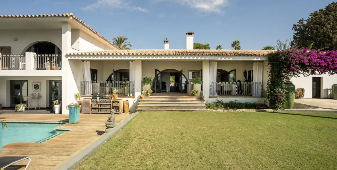 Sale of detached villa in El Paraiso 2