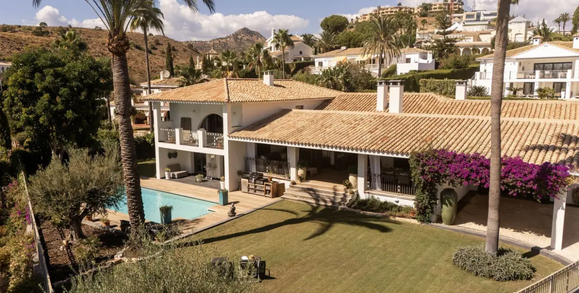 Sale of detached villa in El Paraiso 3