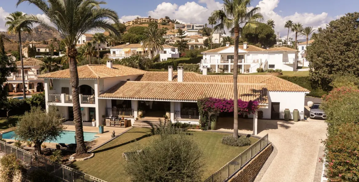 Sale of detached villa in El Paraiso 4