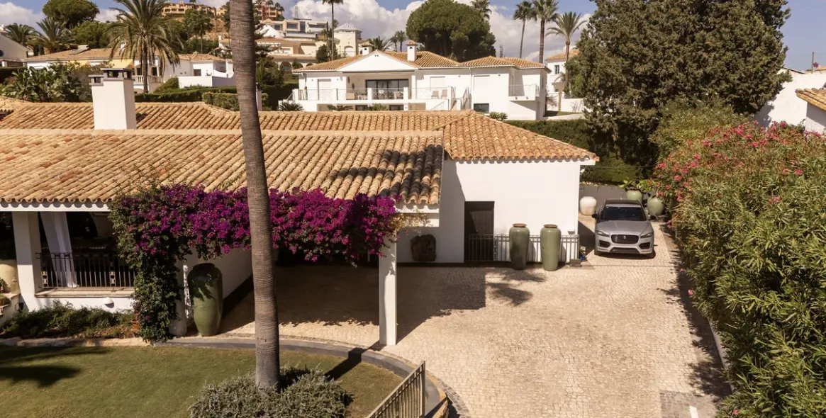 Sale of detached villa in El Paraiso 5
