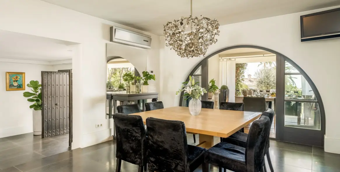 Sale of detached villa in El Paraiso 10